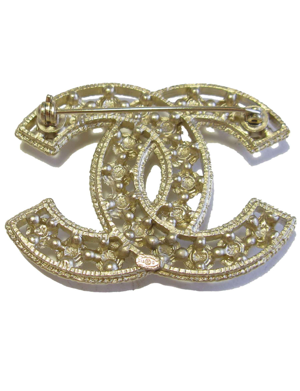 Broche CHANEL dorée et sertie de perles nacrées