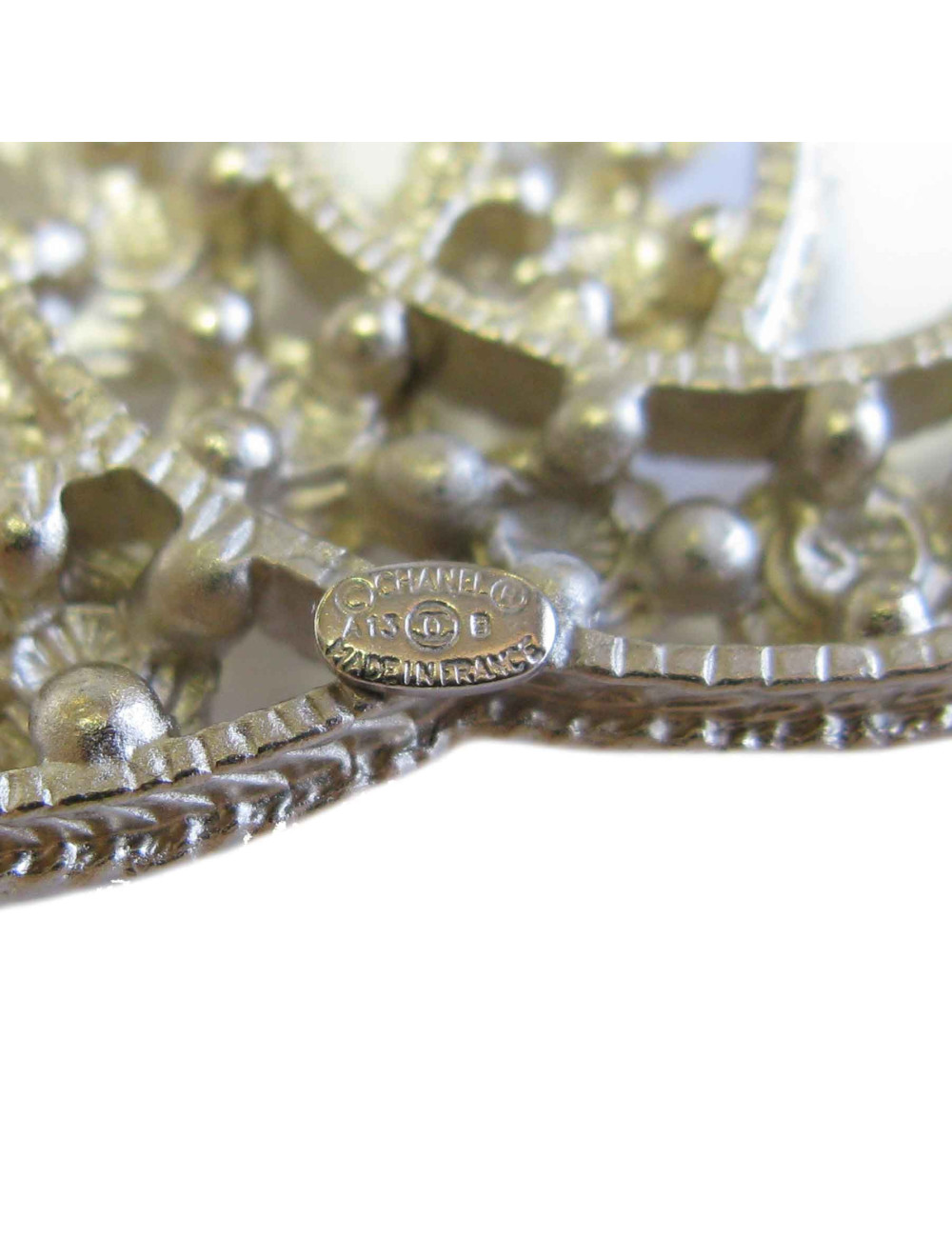 Broche CHANEL dorée et sertie de perles nacrées