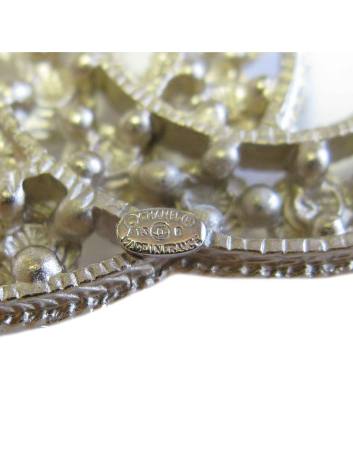 CHANEL CC Brooch in gilded metal set with pearl beads