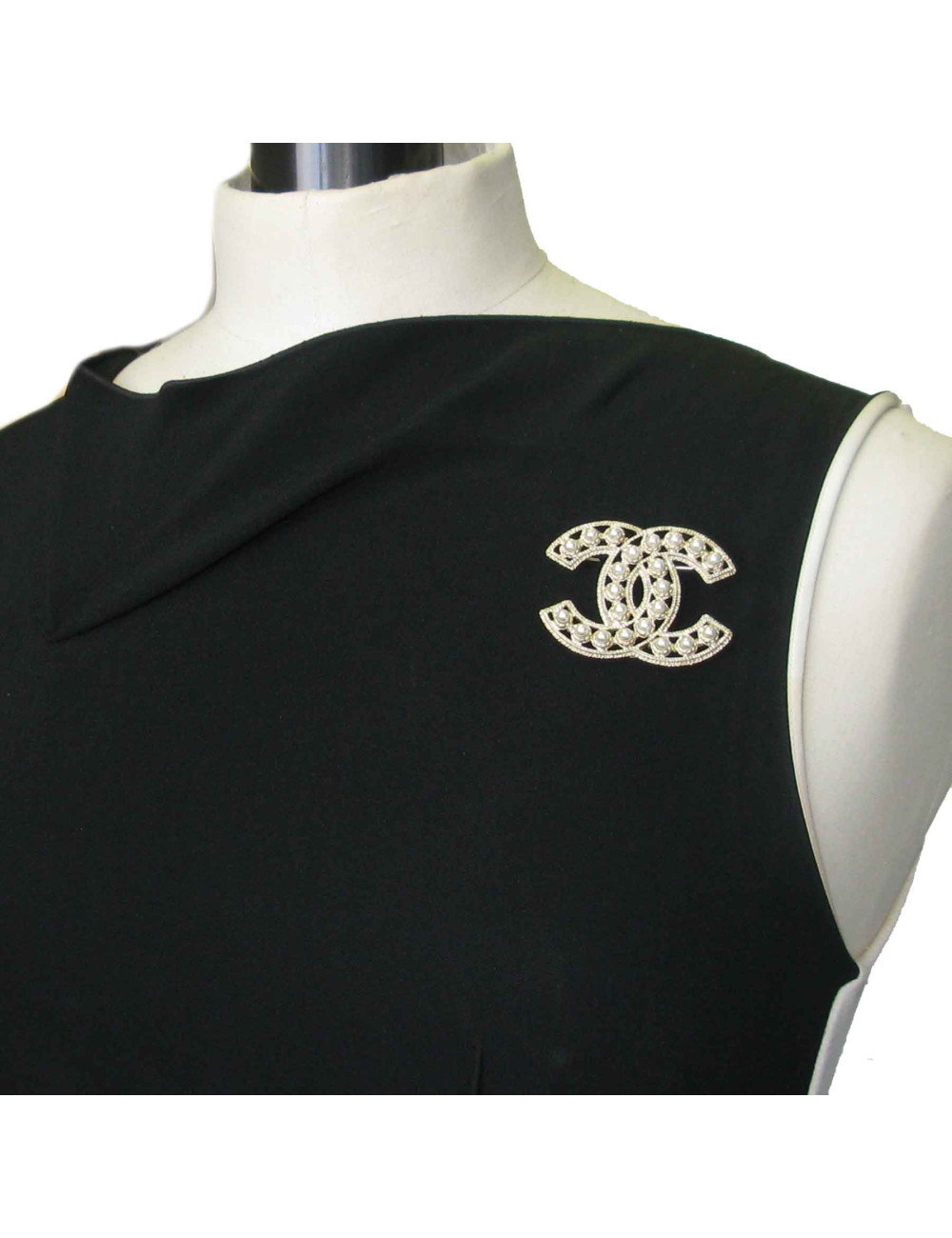 Broche CHANEL dorée et sertie de perles nacrées