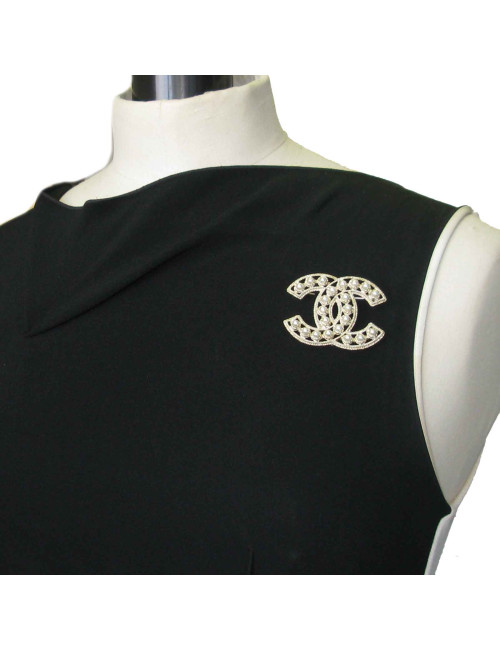 CHANEL CC Brooch in gilded metal set with pearl beads