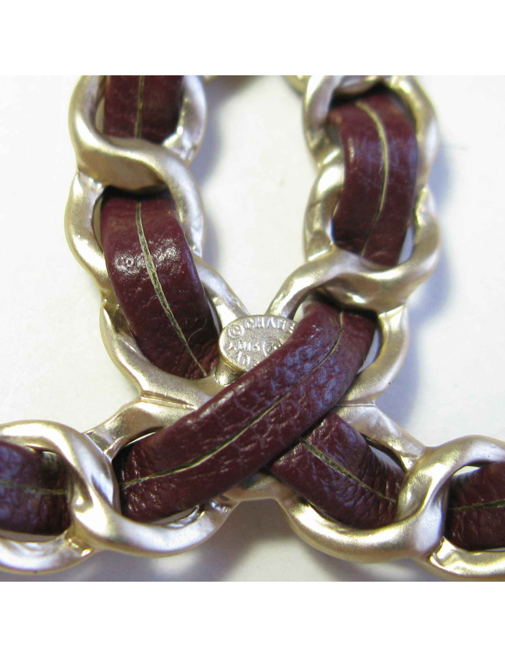 Broche CHANEL CC chaine dorée et cuir bordeaux