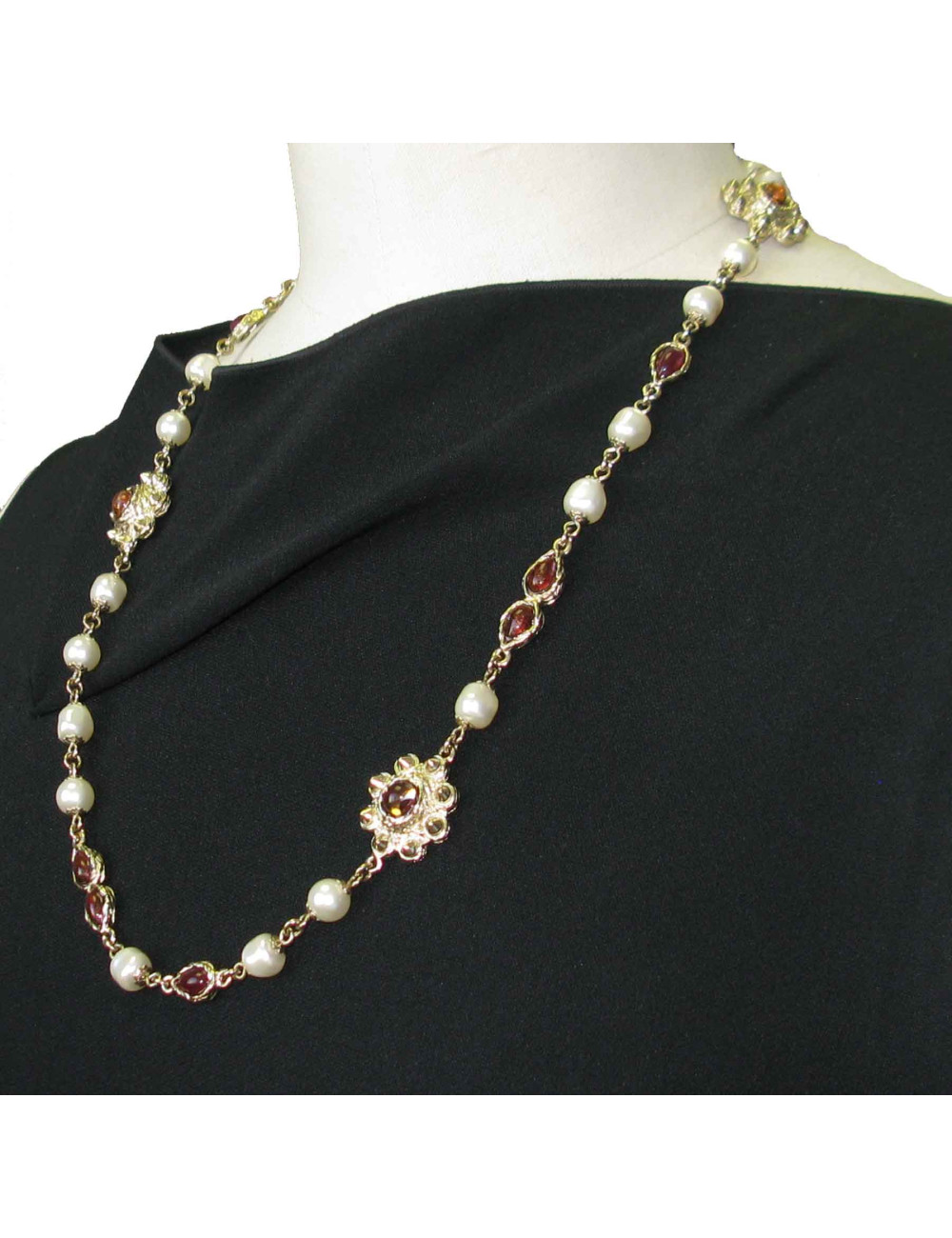 Collier CHANEL pâte de verre, perles nacrées et métal doré