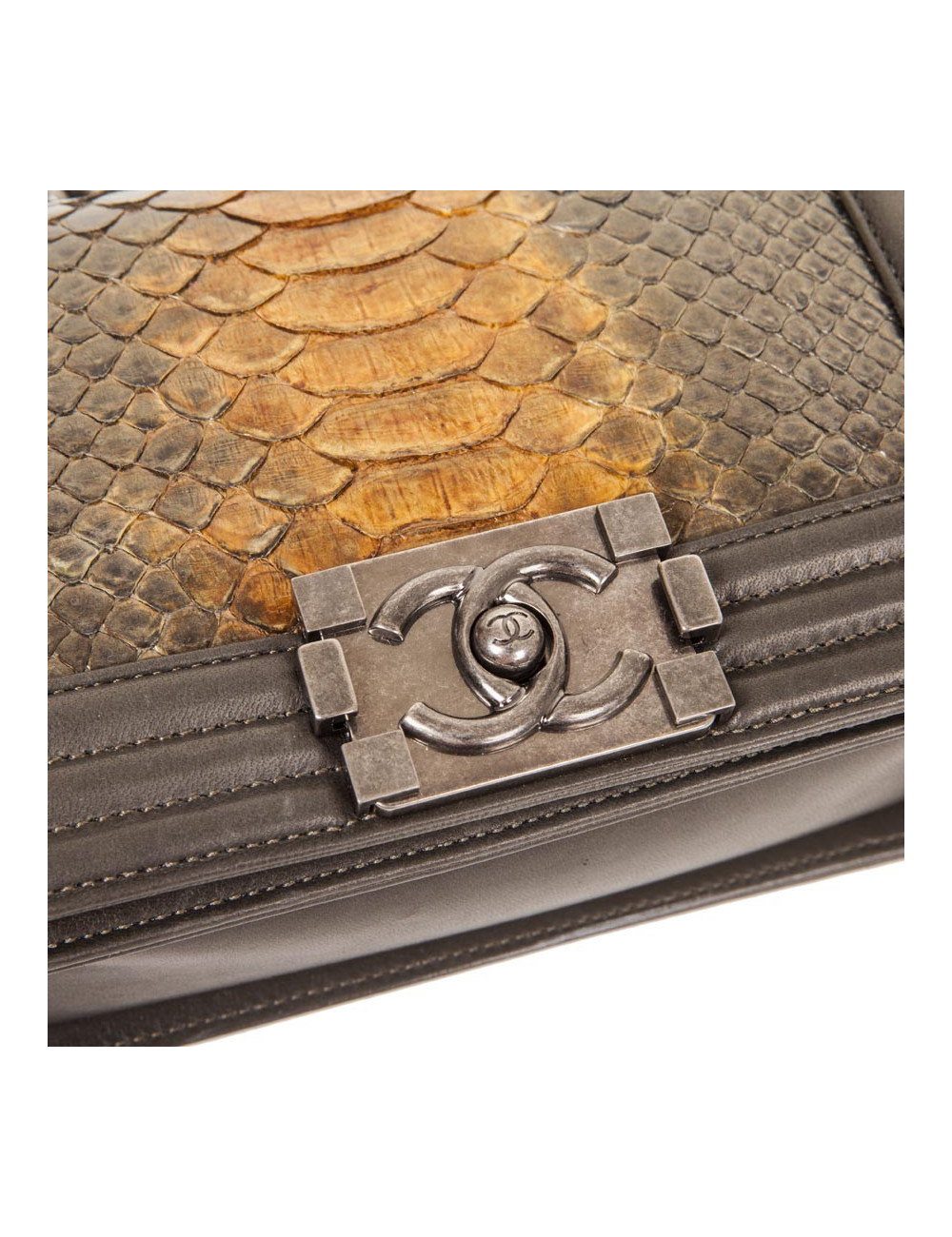 Sac  "Boy" CHANEL en cuir et python vert et or