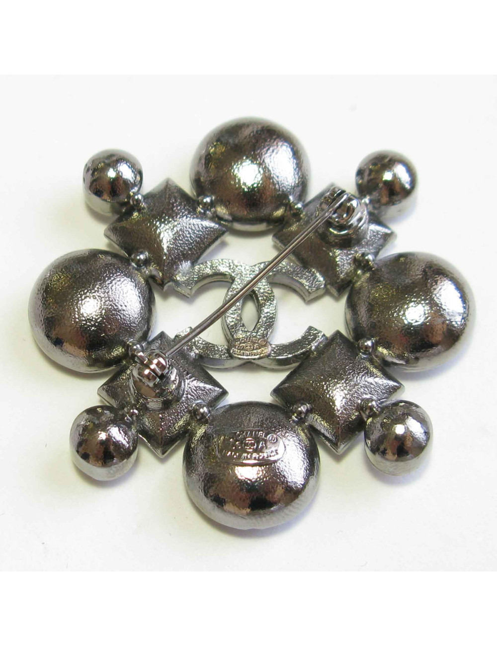 Broche CHANEL en ruthénium et strass noirs, transparents et blanc nacré