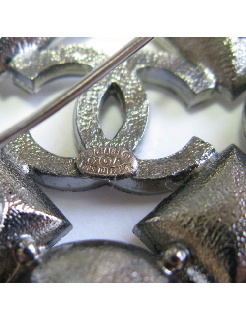 Broche CHANEL en ruthénium et strass noirs, transparents et blanc nacré