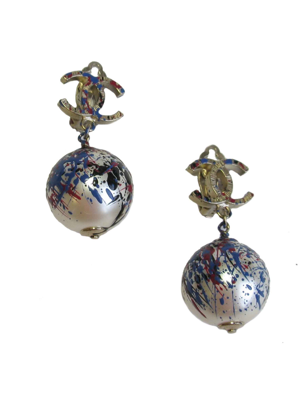 Boucles d'oreille clips CHANEL collection Graffiti perles nacrées et CC 