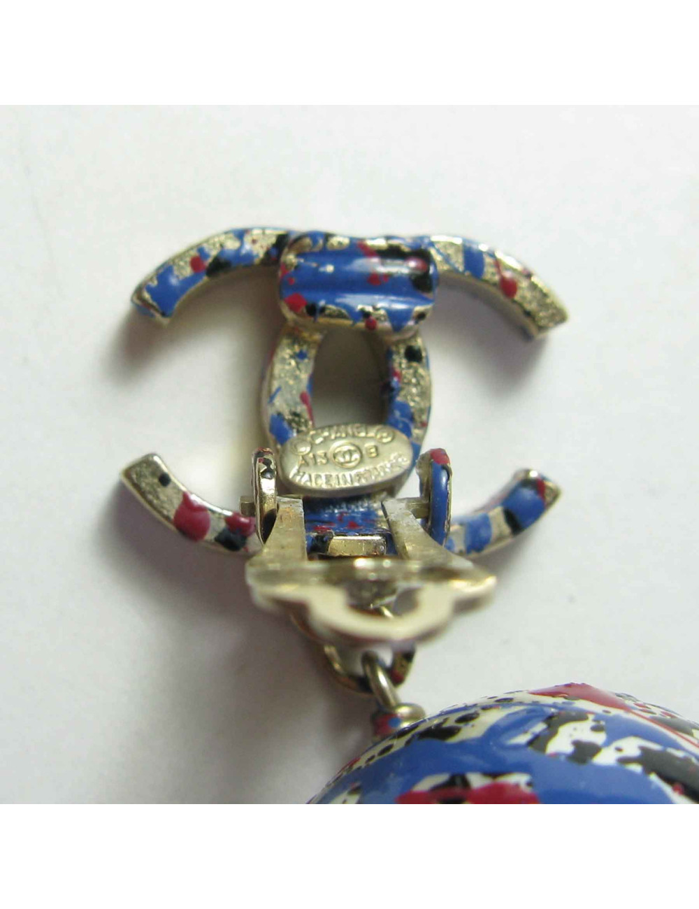 Boucles d'oreille clips CHANEL collection Graffiti perles nacrées et CC 