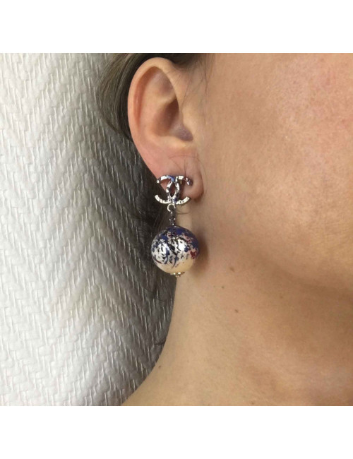 Boucles d'oreille clips CHANEL collection Graffiti perles nacrées et CC 