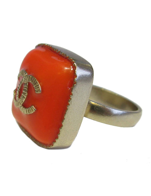 Bague CHANEL T51 en métal doré et cabochon corail