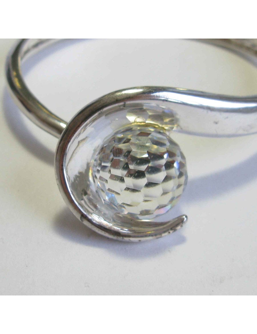 Bracelet non signé en métal argenté et boule facettée Swarovski