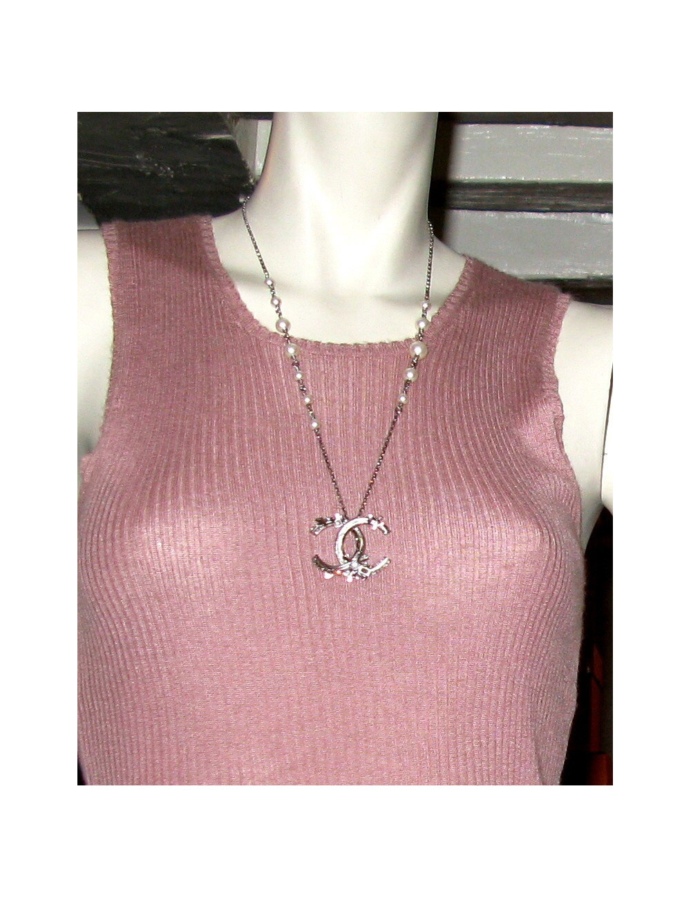 Sautoir CHANEL "CC" et perles nacrées