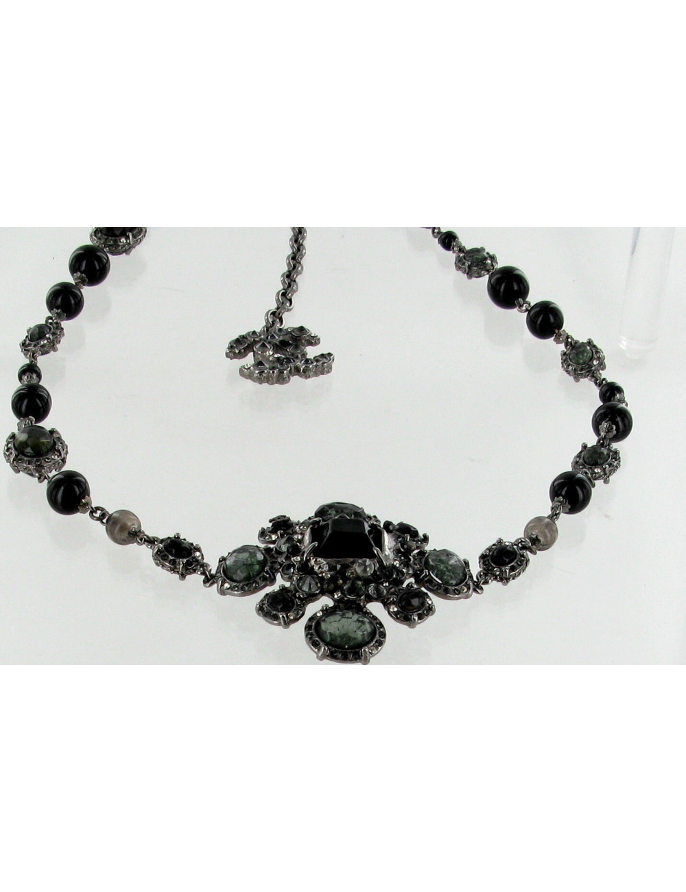 Sautoir CHANEL en perles et pierres 