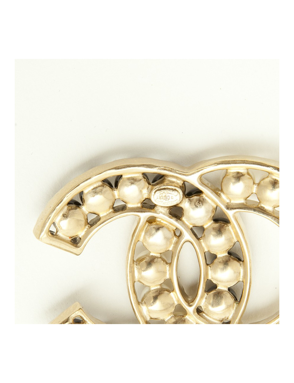 Broche CHANEL bicolore perles nacrées et noires 