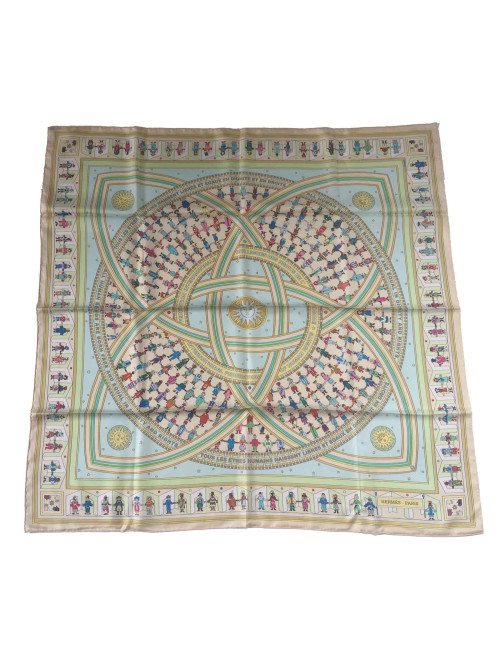 Carré HERMES "Donner la main" en soie vert anis, jaune, bleu ciel