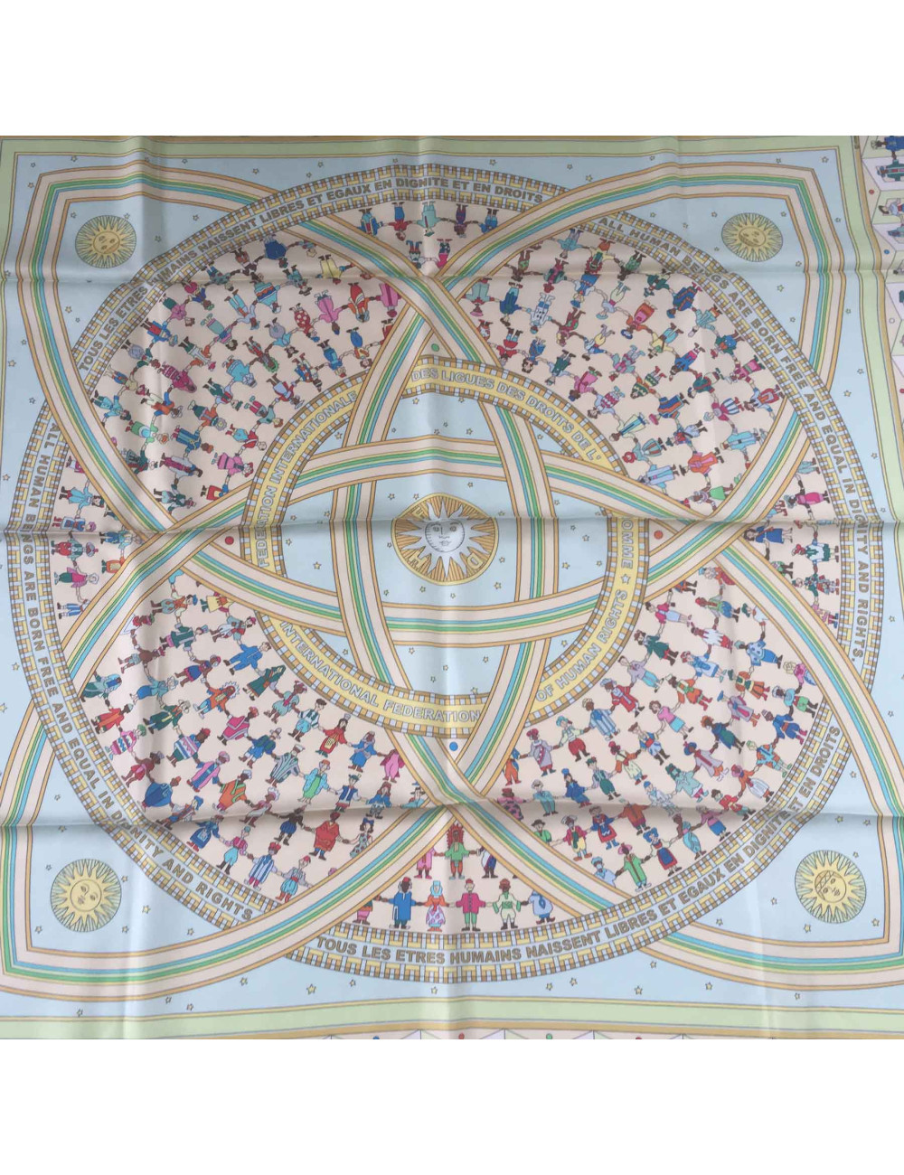 Carré HERMES "Donner la main" en soie vert anis, jaune, bleu ciel