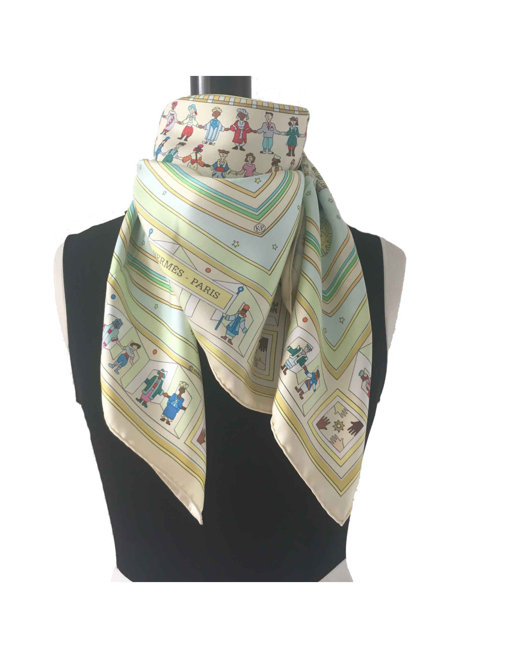 Carré HERMES "Donner la main" en soie vert anis, jaune, bleu ciel