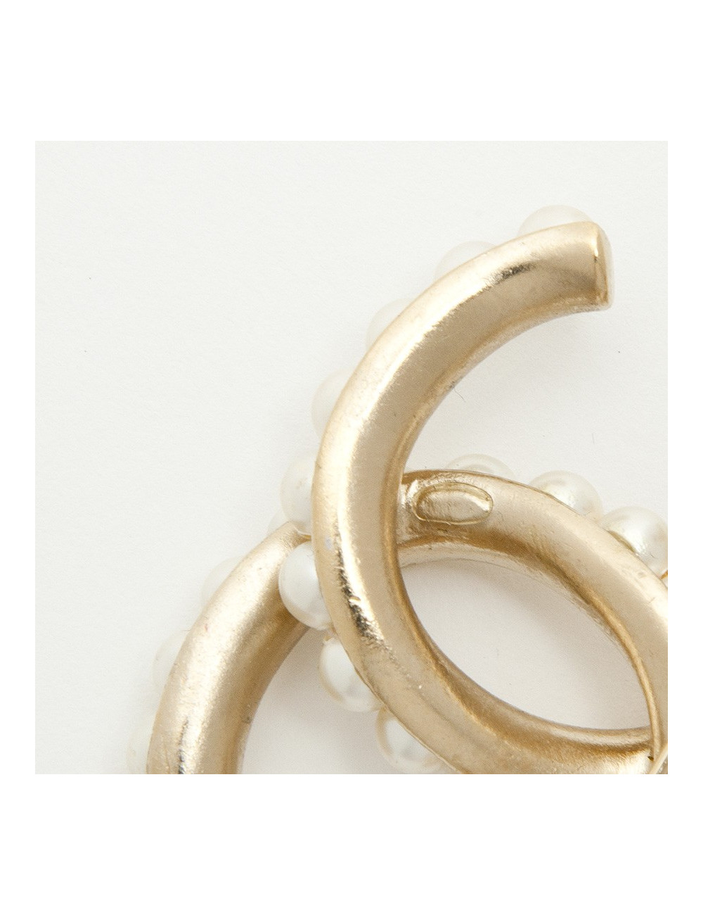 Broche "CC" CHANEL doré or pâle et perles nacrées