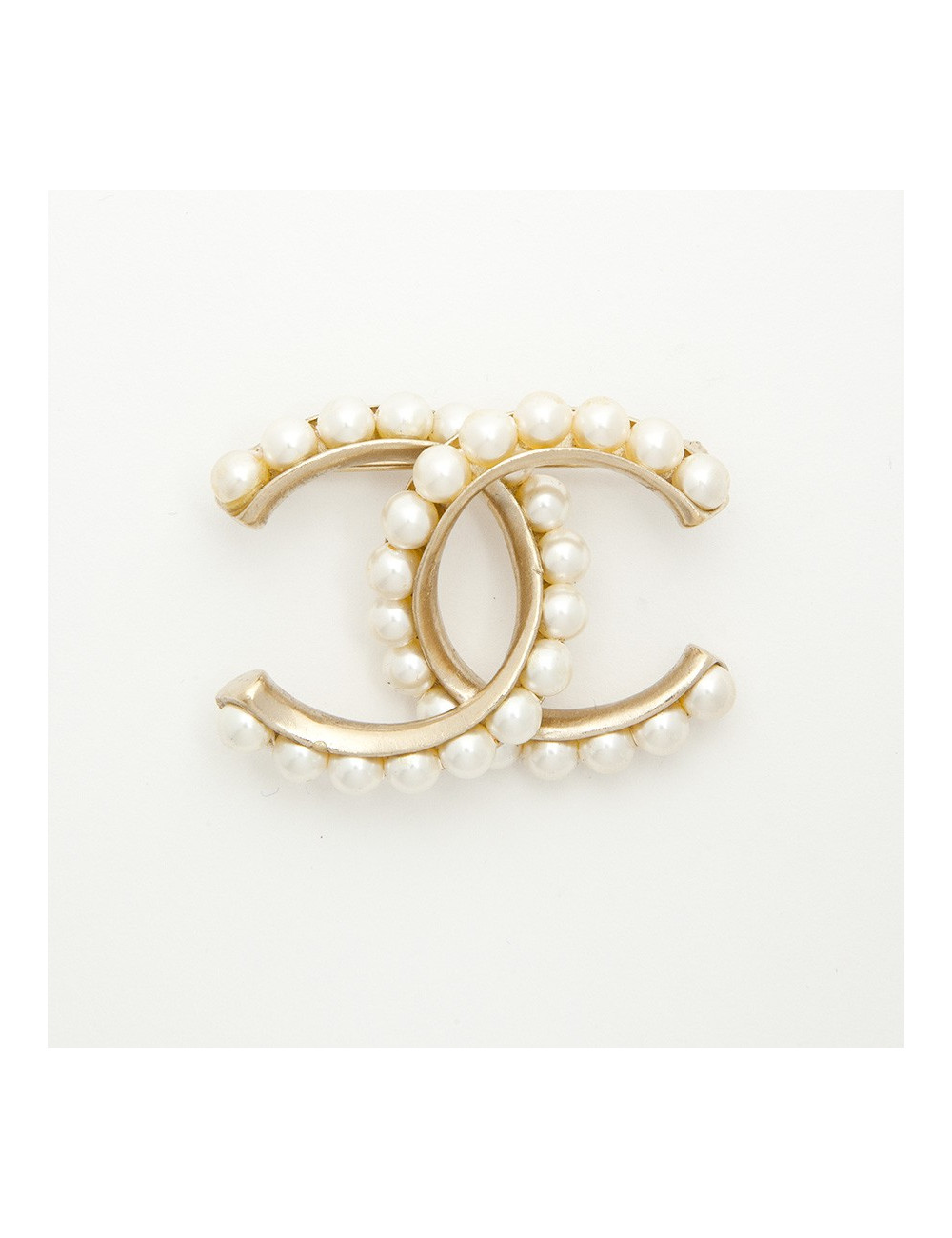 CHANEL CC Brooch in pale gilded metal fully beaded with pearls