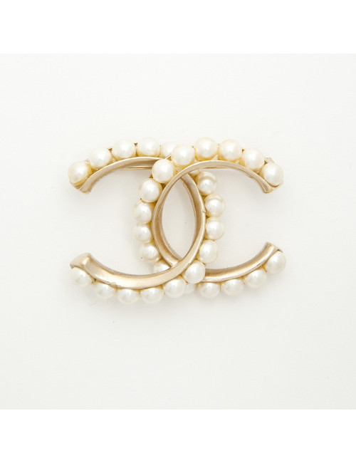 CHANEL CC Brooch in pale gilded metal fully beaded with pearls