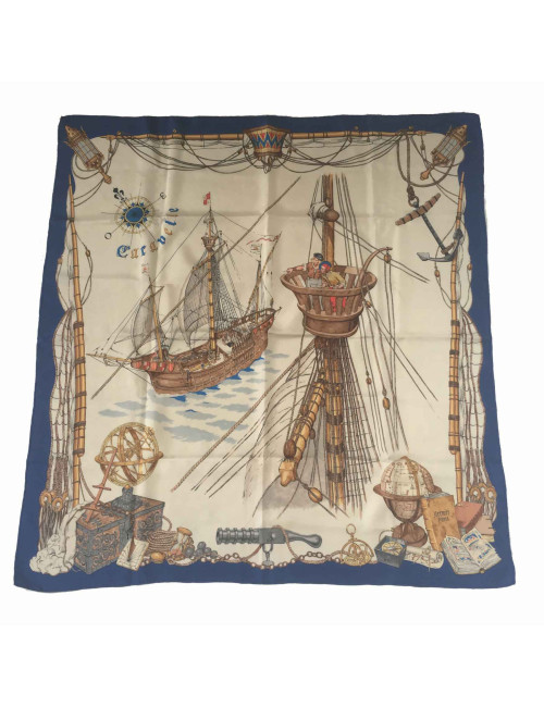 xxx Carré HERMES 'Caravelle' en soie bleue et beige