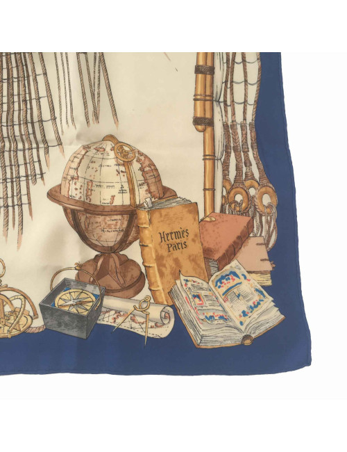 xxx Carré HERMES 'Caravelle' en soie bleue et beige