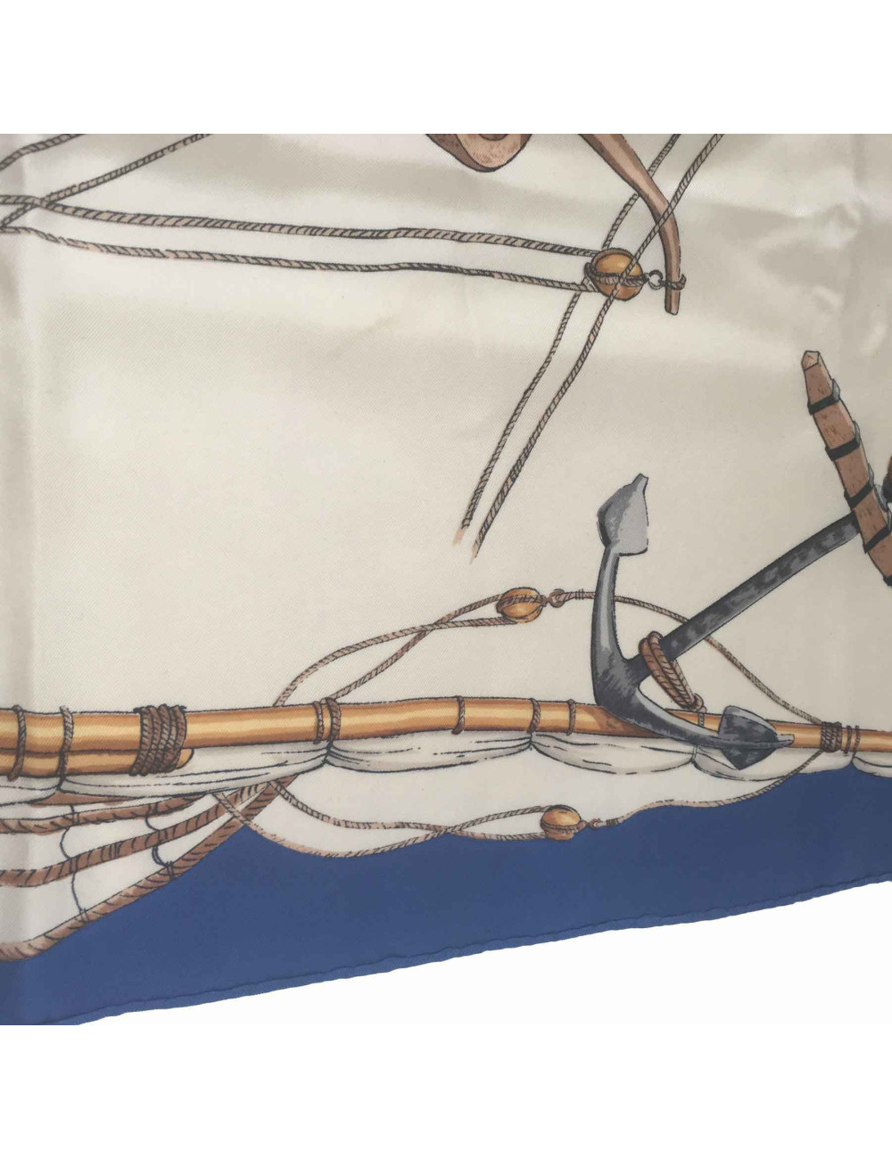 xxx Carré HERMES 'Caravelle' en soie bleue et beige