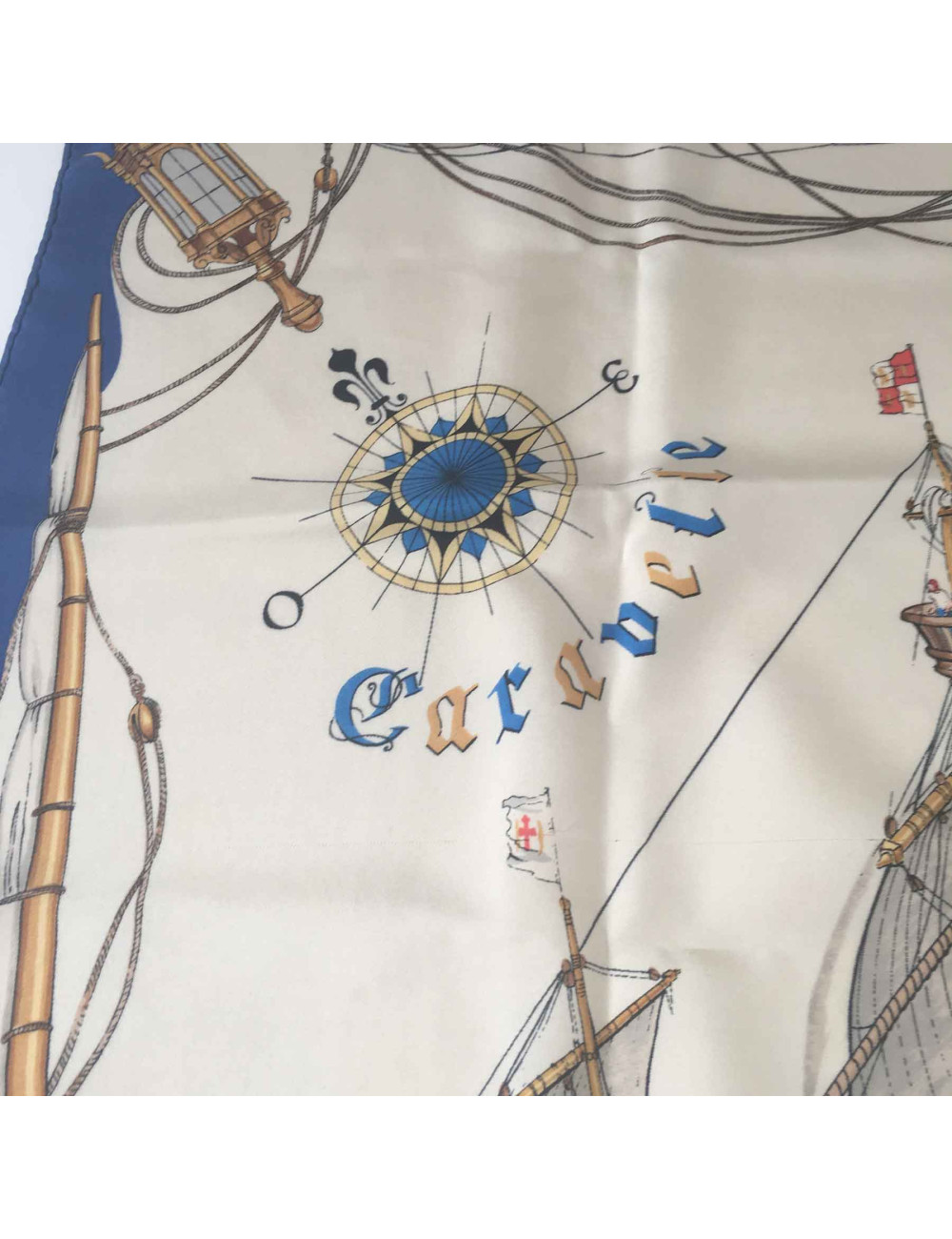 xxx Carré HERMES 'Caravelle' en soie bleue et beige