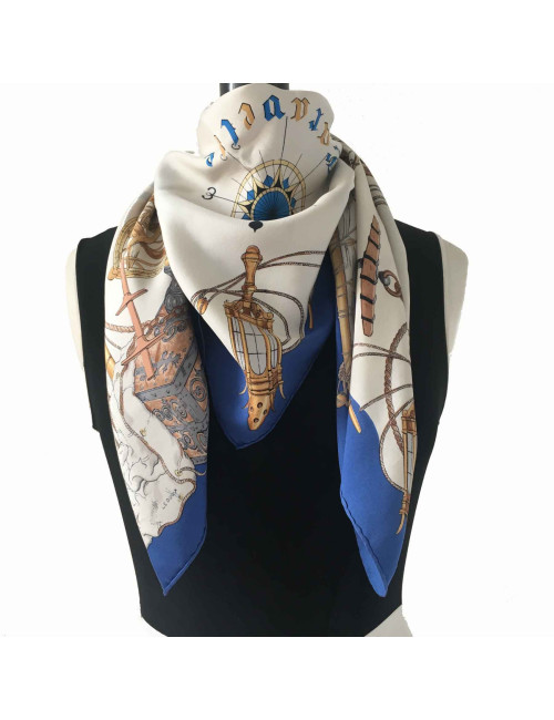 xxx Carré HERMES 'Caravelle' en soie bleue et beige