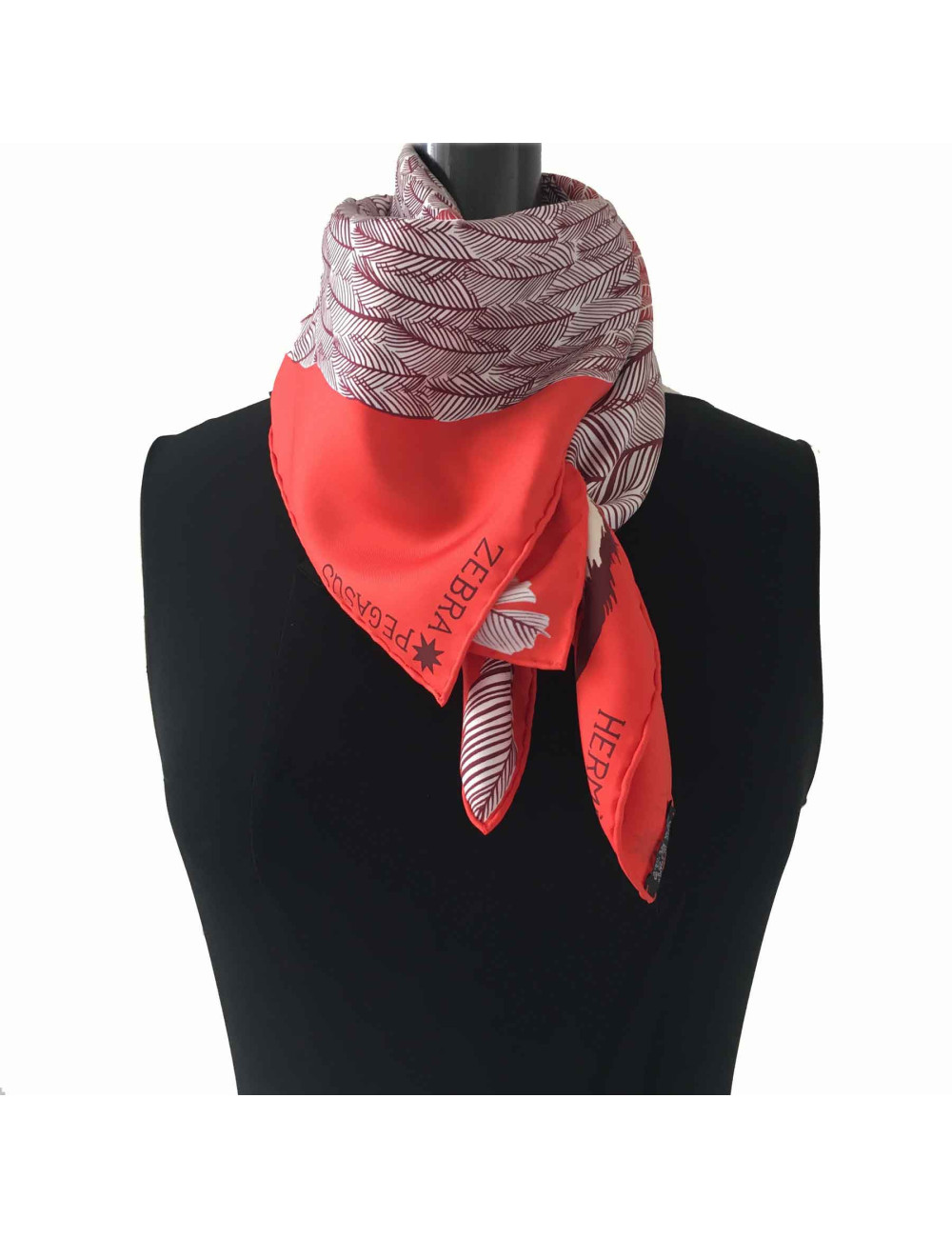 Carré HERMES "ZEBRA PEGASUS" en soie rouge, violet et beige