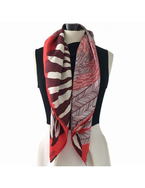 Carré HERMES "ZEBRA PEGASUS" en soie rouge, violet et beige