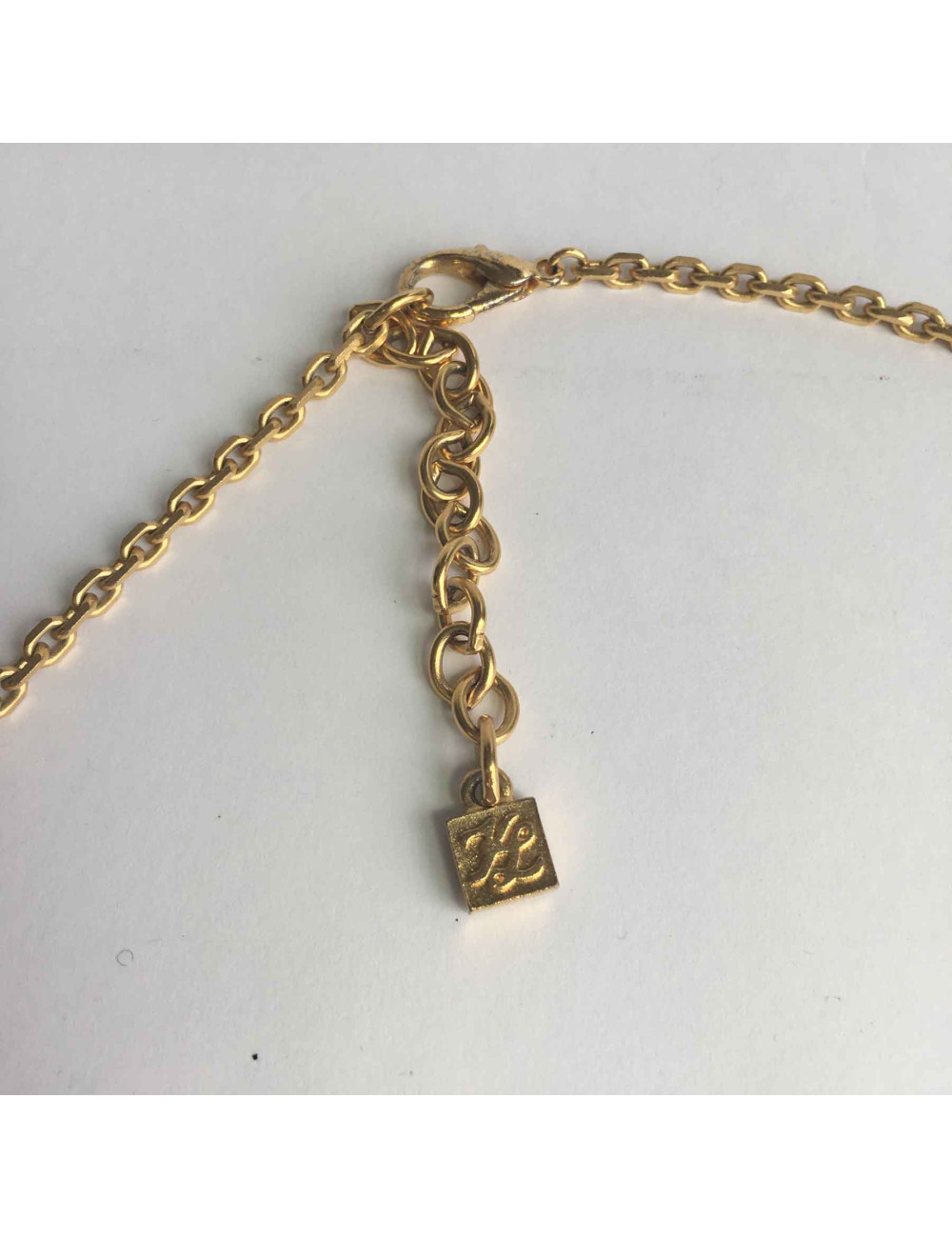 Sautoir KARL LAGERFELD chaine dorée et lettres
