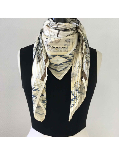 Carré Plissé HERMES "Les danses des indiens" en soie beige