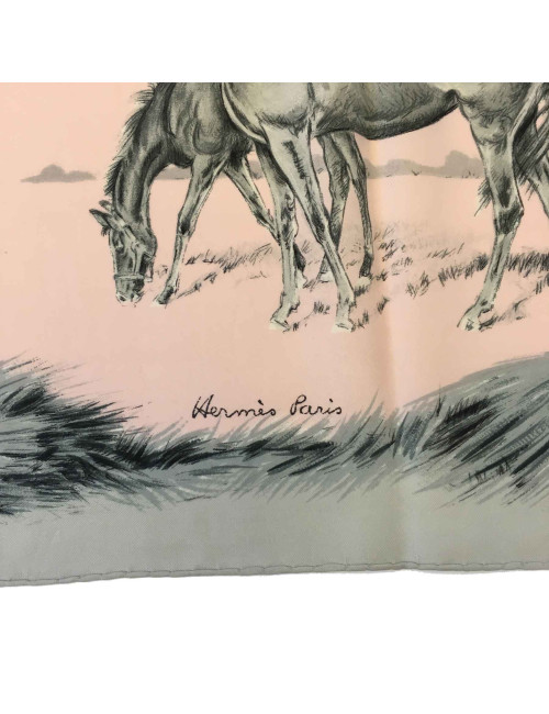 Carré HERMES 'Les poulains' en soie rose pâle et grise