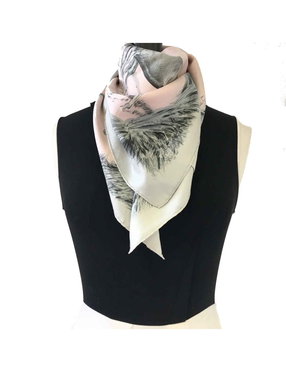 Carré HERMES 'Les poulains' en soie rose pâle et grise