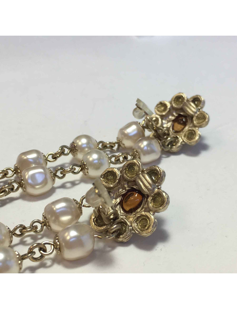 Boucles d'oreille clips CHANEL pendantes pâte de verre