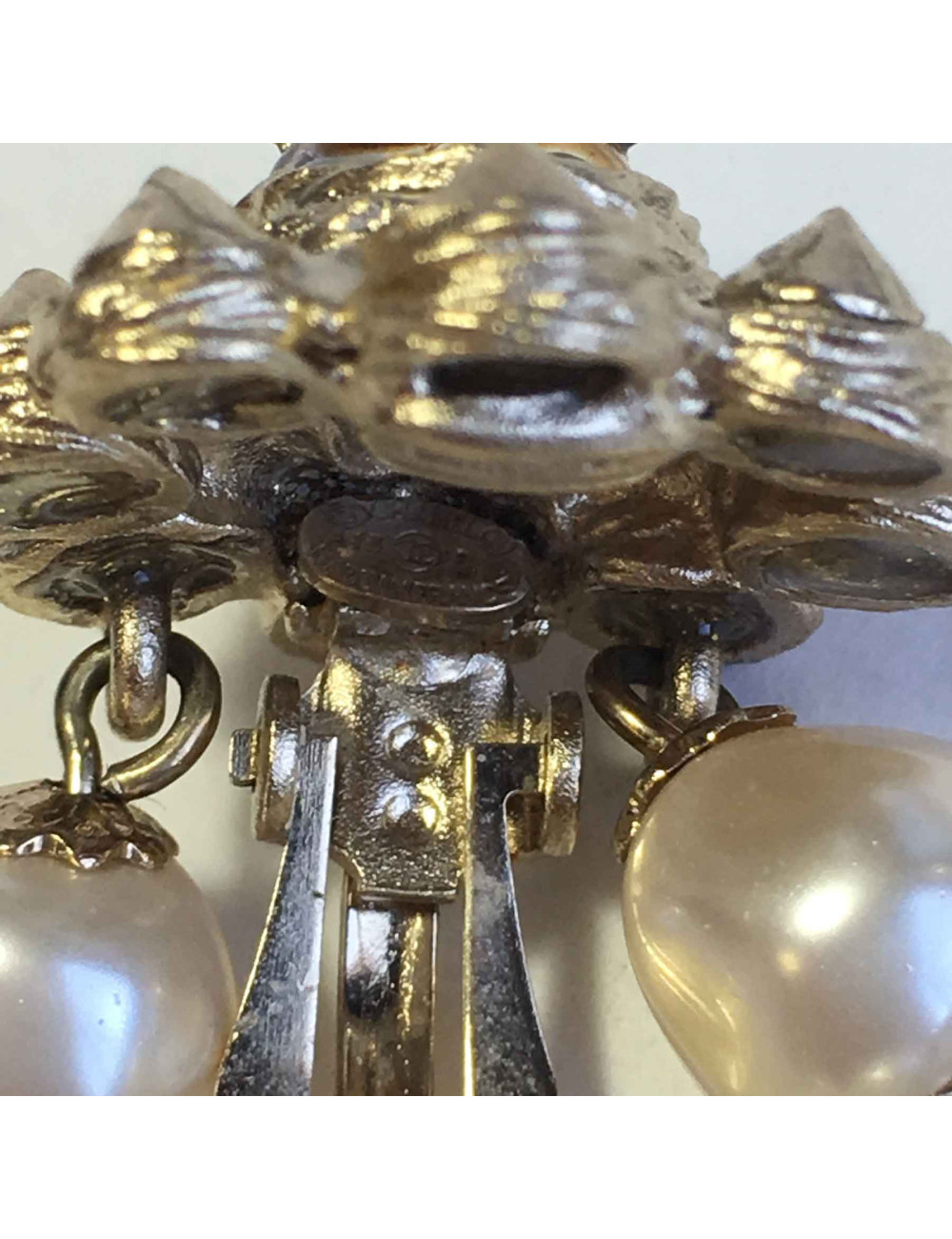 Boucles d'oreille clips CHANEL pendantes pâte de verre