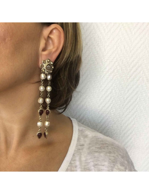 Boucles d'oreille clips CHANEL pendantes pâte de verre