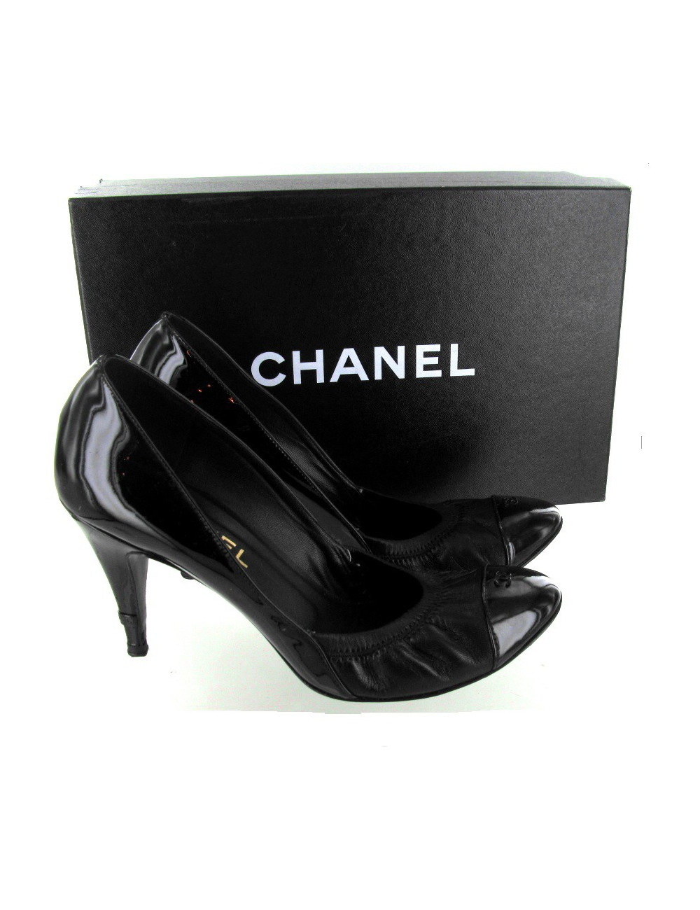 Escarpins CHANEL en cuir lisse et cuir vernis noir
