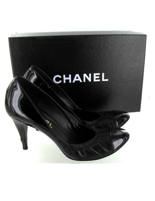Escarpins CHANEL en cuir lisse et cuir vernis noir