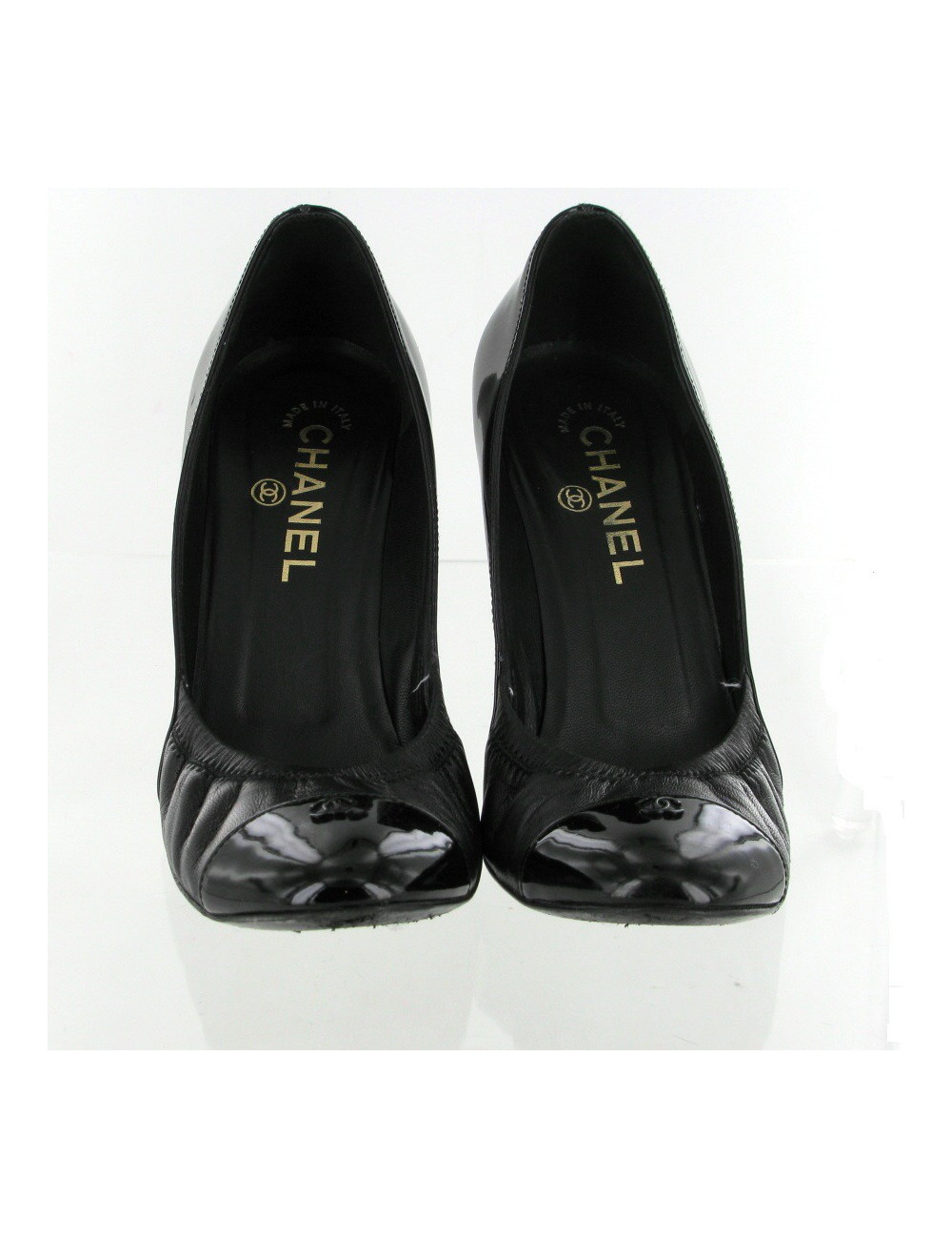 Escarpins CHANEL en cuir lisse et cuir vernis noir