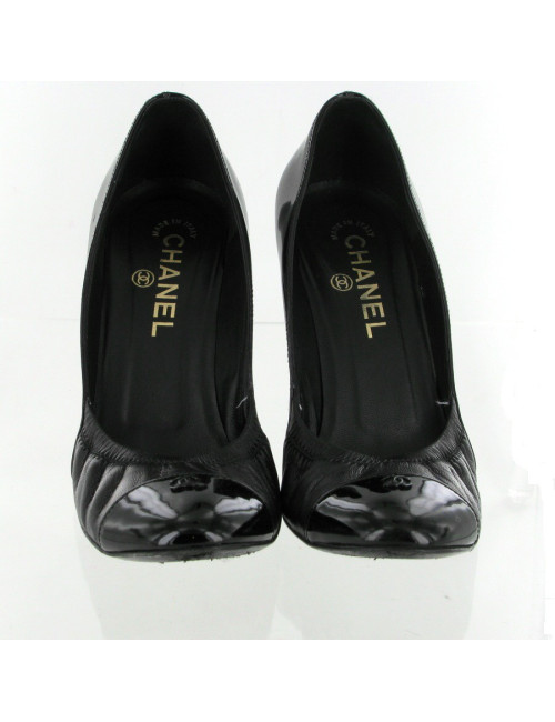 Escarpins CHANEL en cuir lisse et cuir vernis noir