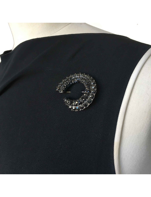 Broche en strass noir non signée