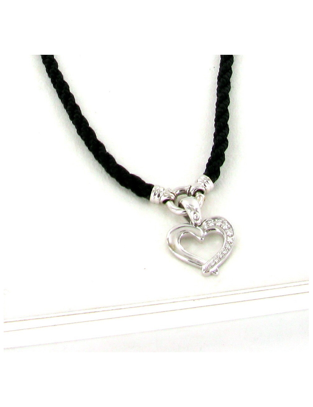 Ra de cou, cordon noir et cœur en or blanc serti de diamants