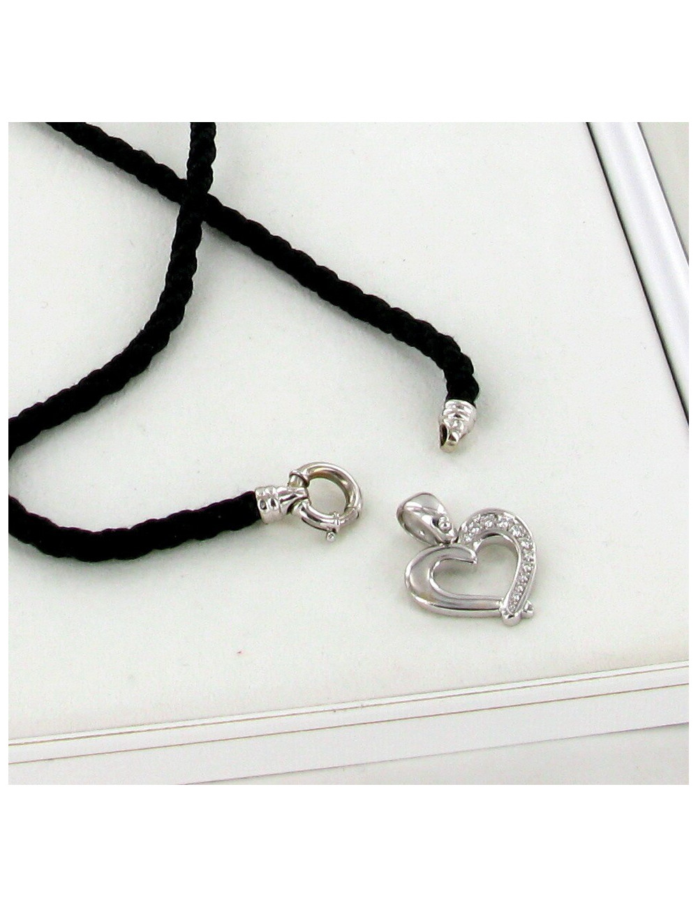 Ra de cou, cordon noir et cœur en or blanc serti de diamants