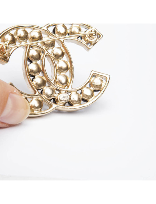Broche CHANEL bicolore perles nacrées et noires 