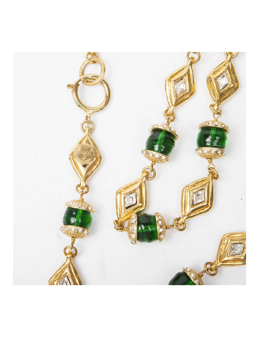 Sautoir CHANEL couleur doré et émeraude