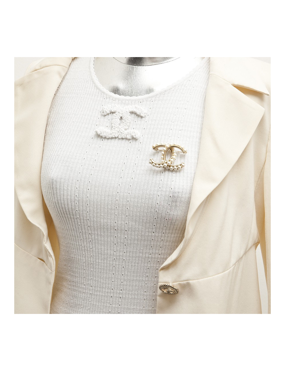 CHANEL CC Brooch in pale gilded metal fully beaded with pearls