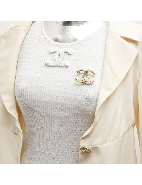 CHANEL CC Brooch in pale gilded metal fully beaded with pearls