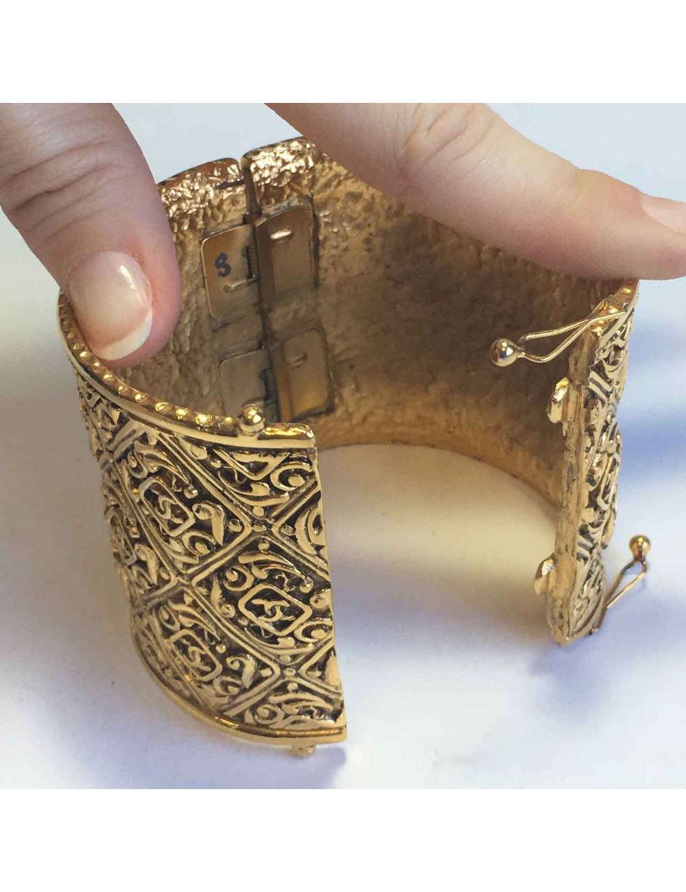 Manchette CHANEL vintage métal doré